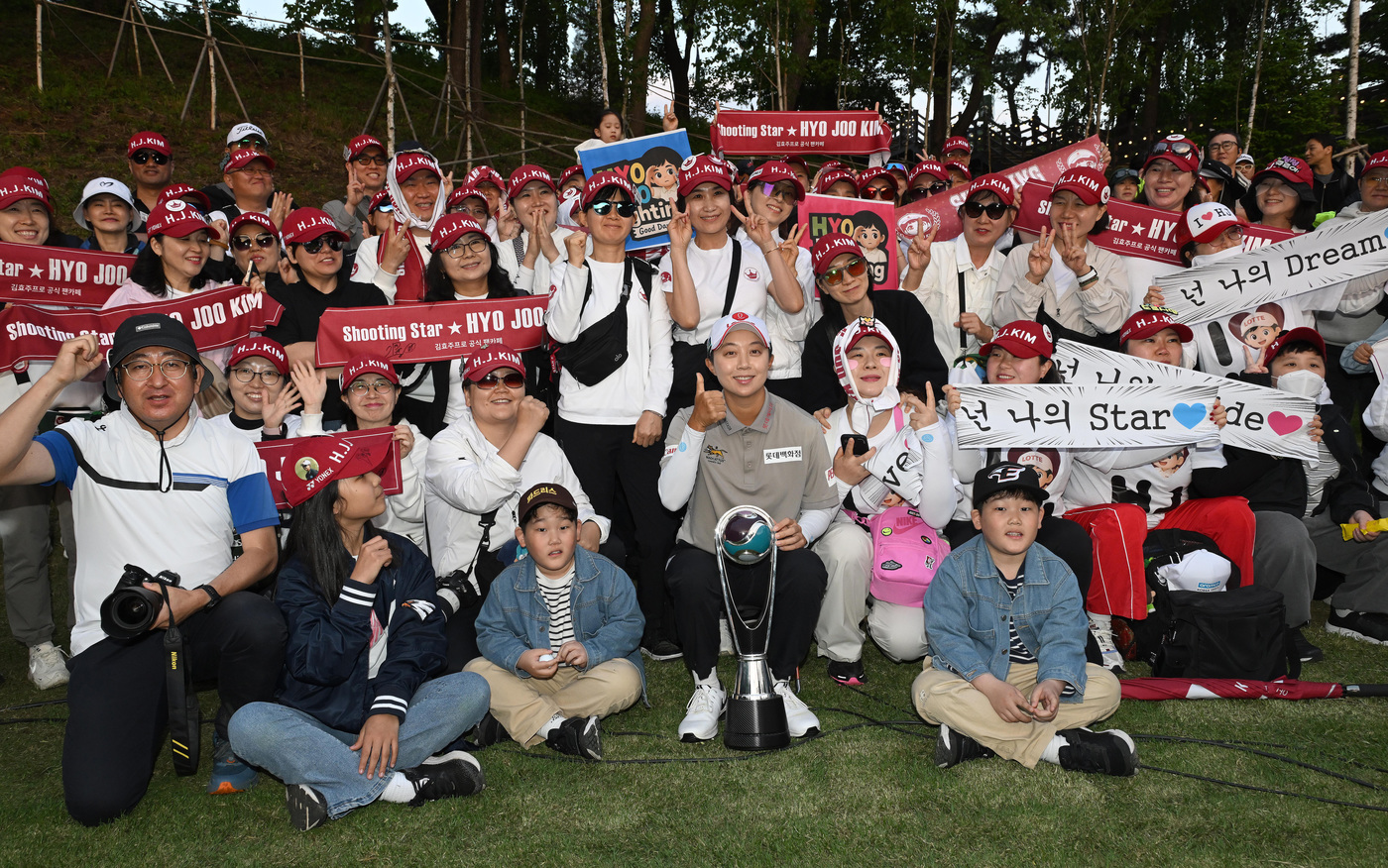 (서울=뉴스1) = 11일 경기도 고양시 뉴코리아CC에서 열린 '레이디스 유러피언투어(LET) 아람코 챔피언십' 최종라운드에서 우승을 차지한 김효주가 관계자 및 갤러리와 함께 기념 …