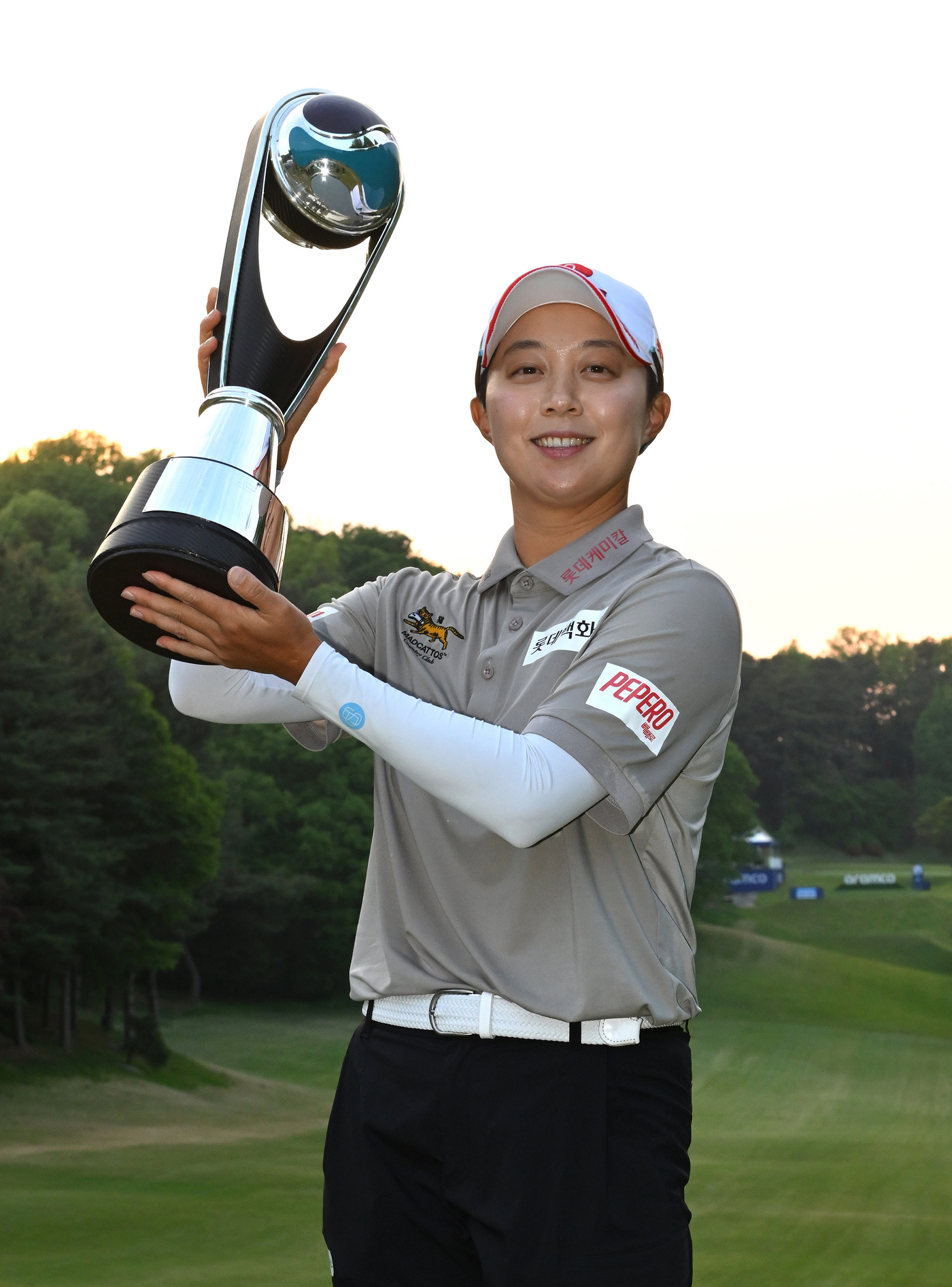 (서울=뉴스1) = 11일 경기도 고양시 뉴코리아CC에서 열린 '레이디스 유러피언투어(LET) 아람코 챔피언십' 최종라운드에서 우승을 차지한 김효주가 트로피를 들고 기념촬영을 하고 …