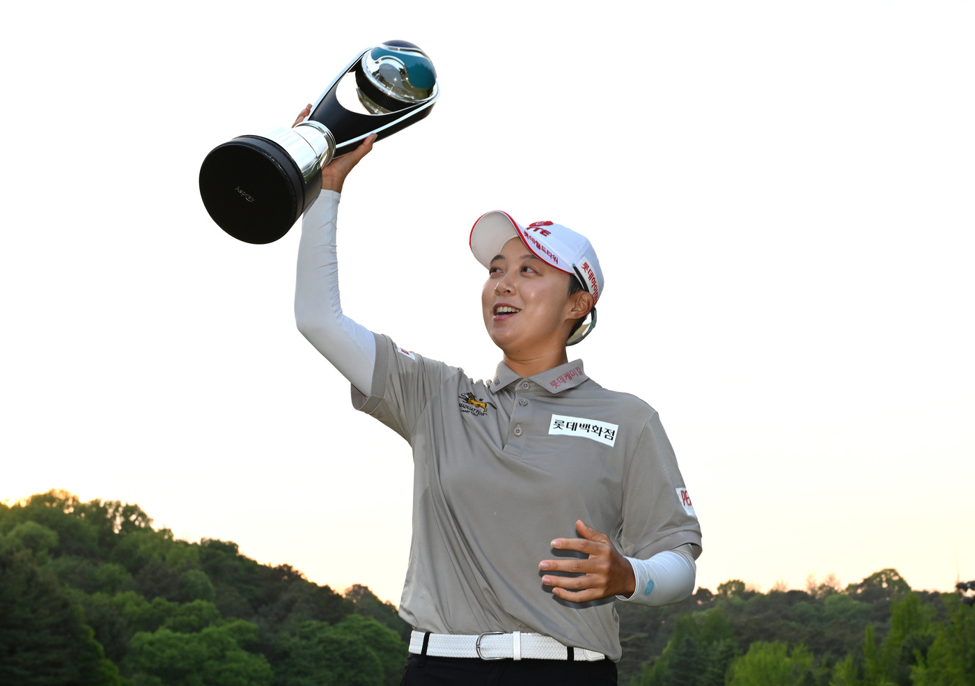 (서울=뉴스1) = 11일 경기도 고양시 뉴코리아CC에서 열린 '레이디스 유러피언투어(LET) 아람코 챔피언십' 최종라운드에서 우승을 차지한 김효주가 트로피를 한손으로 들고 있다. …