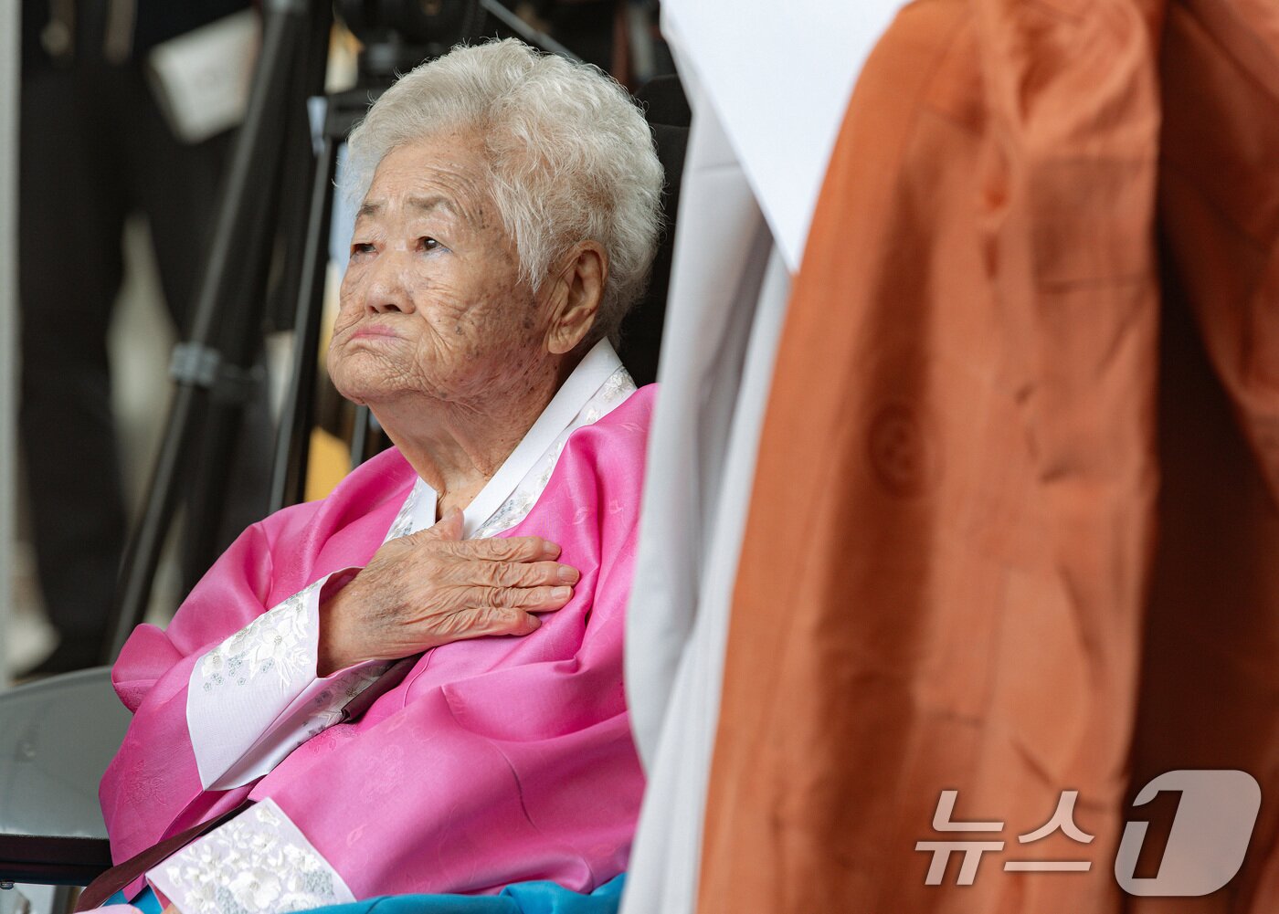 본문 이미지 - 지난 2023년 8월12일 경기도 광주 나눔의집에서 열린 &#39;일본군 위안부 피해자 기림의 날&#39; 기념식에서 국민의례 하는 이옥선 할머니. &#40;뉴스1 DB&#41; 2025.5.11/뉴스1