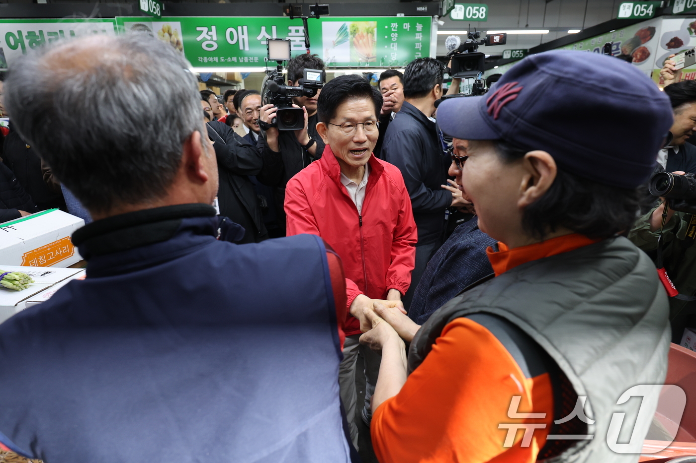(서울=뉴스1) 이동해 기자 = 김문수 국민의힘 대선 후보가 제21대 대통령 선거 공식 선거운동이 시작된 12일 새벽 서울 송파구 양재대로 가락시장을 방문해 상인들을 만나 악수하고 …