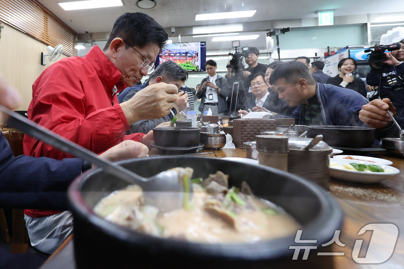 본문 이미지 - 김문수 국민의힘 대선 후보가 제21대 대통령 선거 공식 선거운동이 시작된 12일 새벽 서울 송파구 양재대로 가락시장을 방문해 상인들과 순대국밥을 먹고 있다. 2025.5.12/뉴스1 ⓒ News1 이동해 기자
