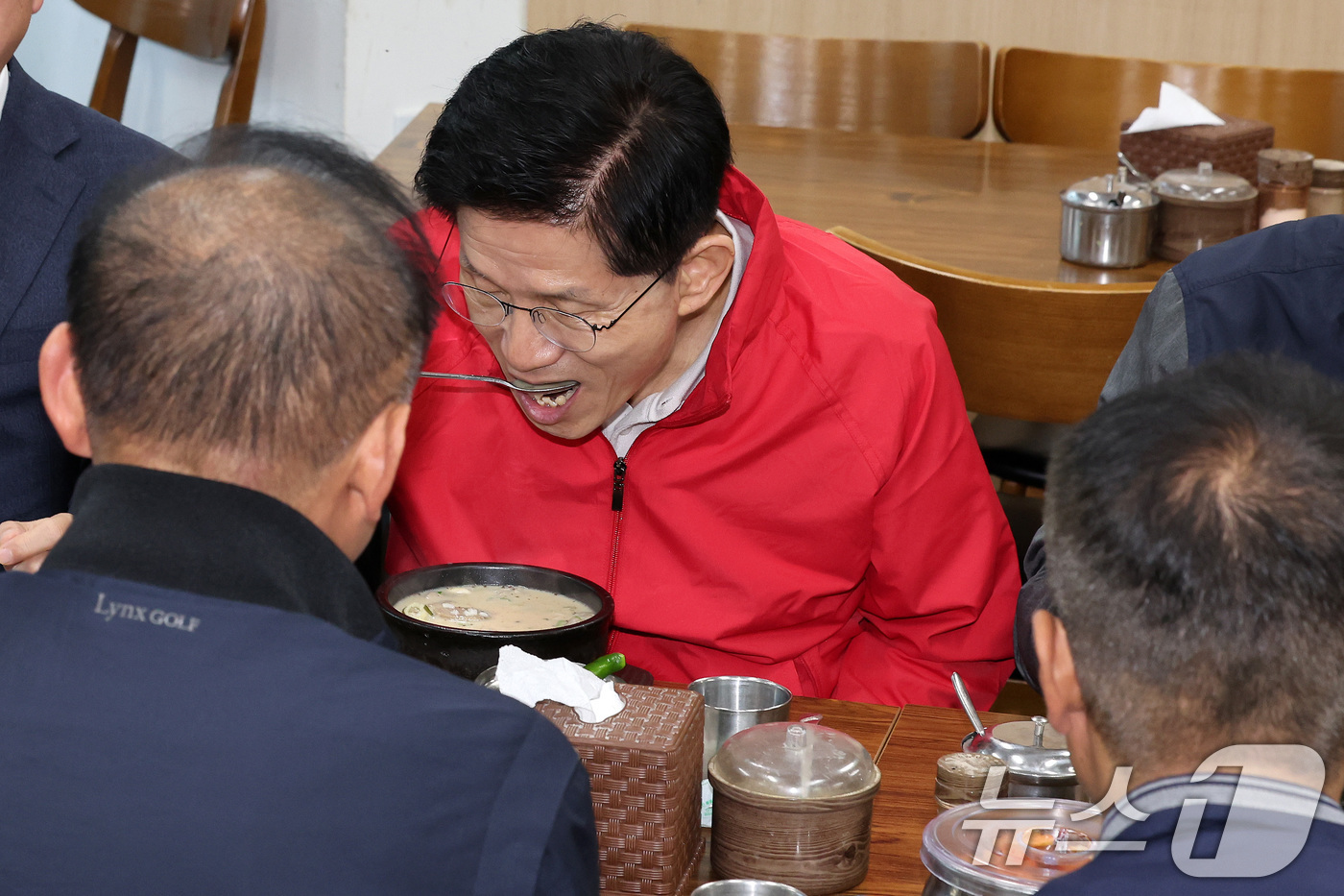 (서울=뉴스1) 이동해 기자 = 김문수 국민의힘 대선 후보가 제21대 대통령 선거 공식 선거운동이 시작된 12일 새벽 서울 송파구 양재대로 가락시장을 방문해 상인들과 순대국밥을 먹 …