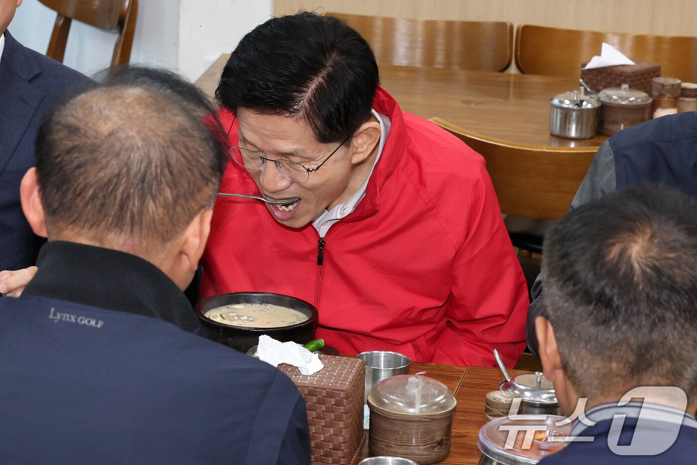 본문 이미지 - 김문수 국민의힘 대선 후보가 제21대 대통령 선거 공식 선거운동이 시작된 12일 새벽 서울 송파구 양재대로 가락시장을 방문해 상인들과 순대국밥을 먹고 있다. 2025.5.12/뉴스1 ⓒ News1 이동해 기자