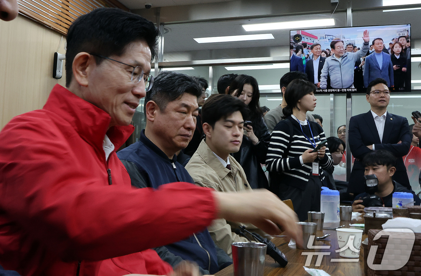 (서울=뉴스1) 이동해 기자 = 제21대 대통령 선거 공식 선거운동이 시작된 12일 새벽 서울 송파구 양재대로 가락시장에서 김문수 국민의힘 대선 후보가 상인들과 아침식사를 준비하는 …