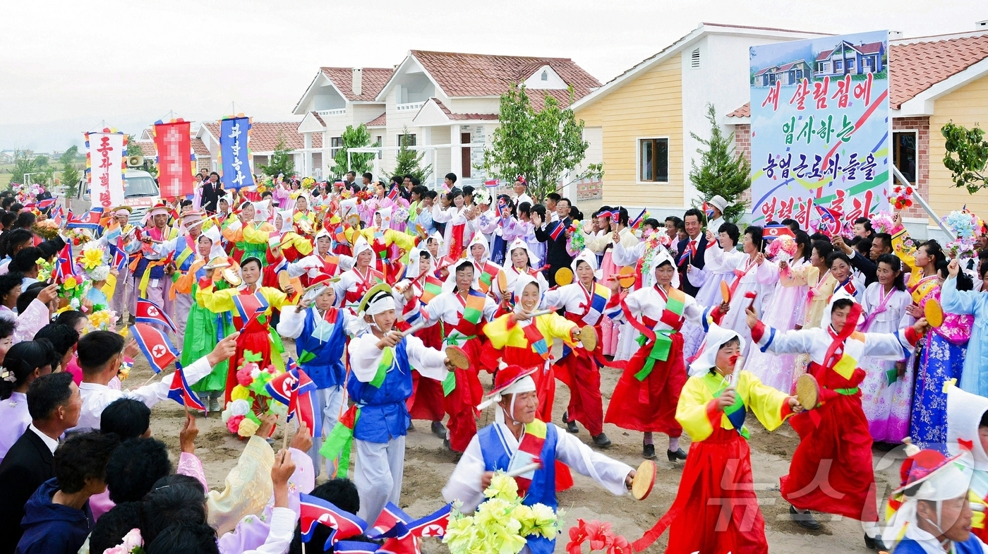 (평양 노동신문=뉴스1) = 북한 노동당 기관지 노동신문은 12일 당에 있어서 "인민의 요구와 이익은 그 어떤 경우에도 최우선시하고 그 어떤 대가를 치러도 반드시 실현해야 할 최대 …