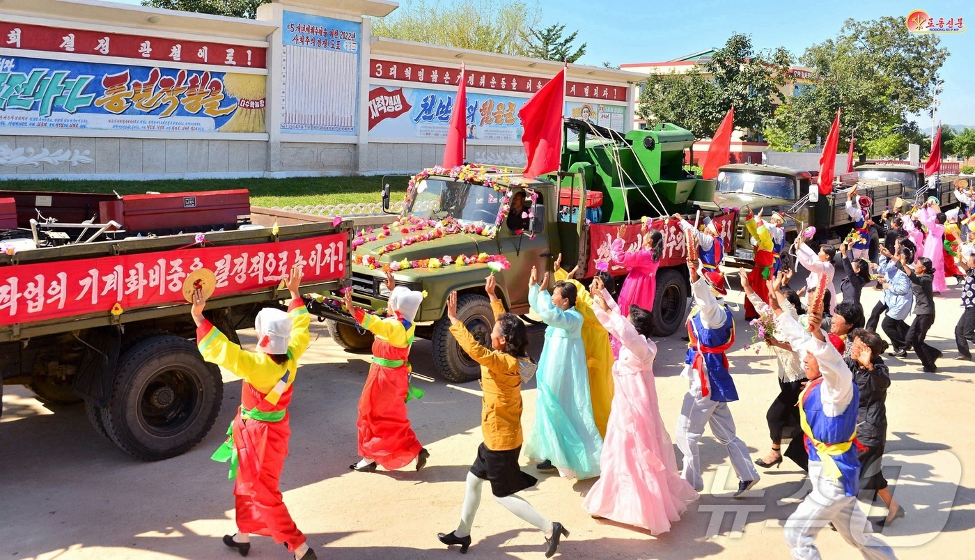 (평양 노동신문=뉴스1) = 북한 노동당 기관지 노동신문은 12일 당에 있어서 "인민의 요구와 이익은 그 어떤 경우에도 최우선시하고 그 어떤 대가를 치러도 반드시 실현해야 할 최대 …