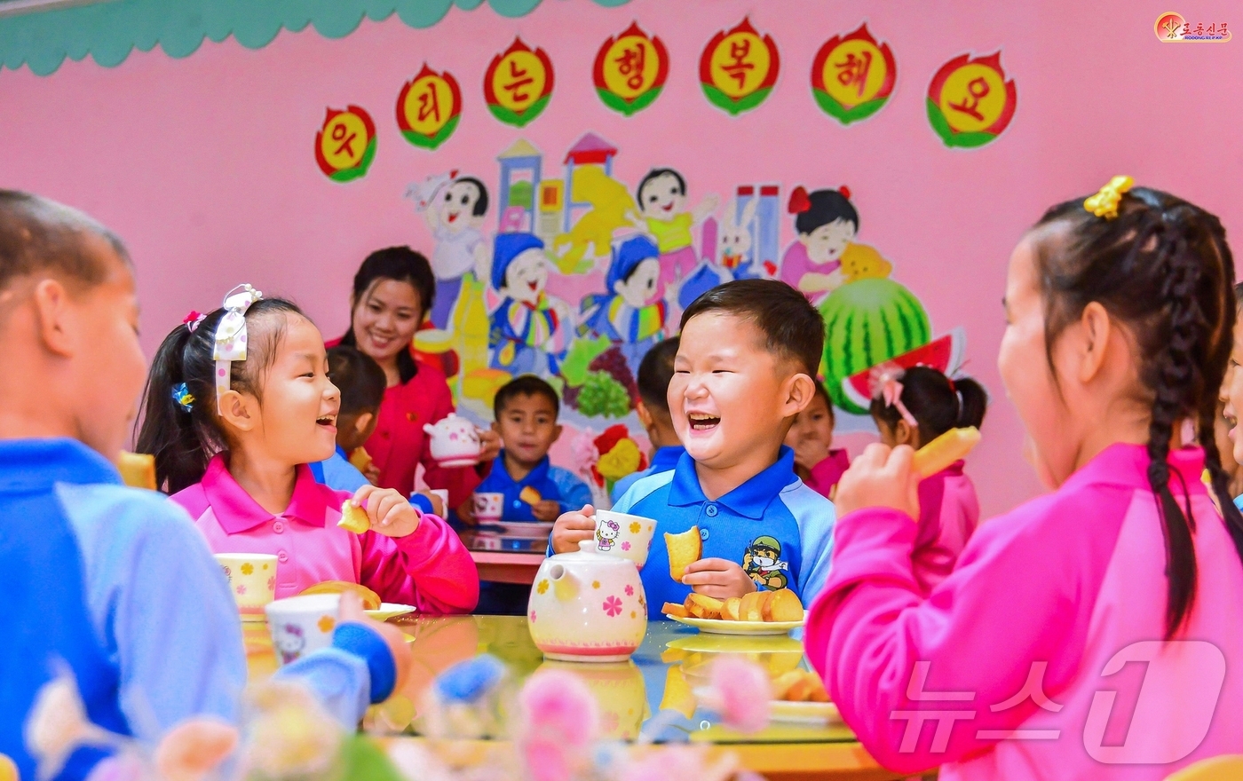 (평양 노동신문=뉴스1) = 북한 노동당 기관지 노동신문은 12일 당에 있어서 "인민의 요구와 이익은 그 어떤 경우에도 최우선시하고 그 어떤 대가를 치러도 반드시 실현해야 할 최대 …