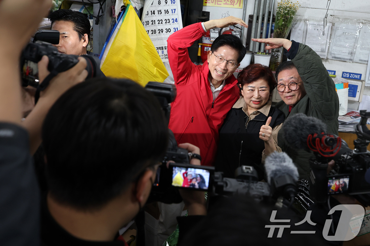 (서울=뉴스1) 이동해 기자 = 김문수 국민의힘 대선 후보가 제21대 대통령 선거 공식 선거운동이 시작된 12일 새벽 서울 송파구 양재대로 가락시장에서 상인들과 하트를 그리고 있다 …