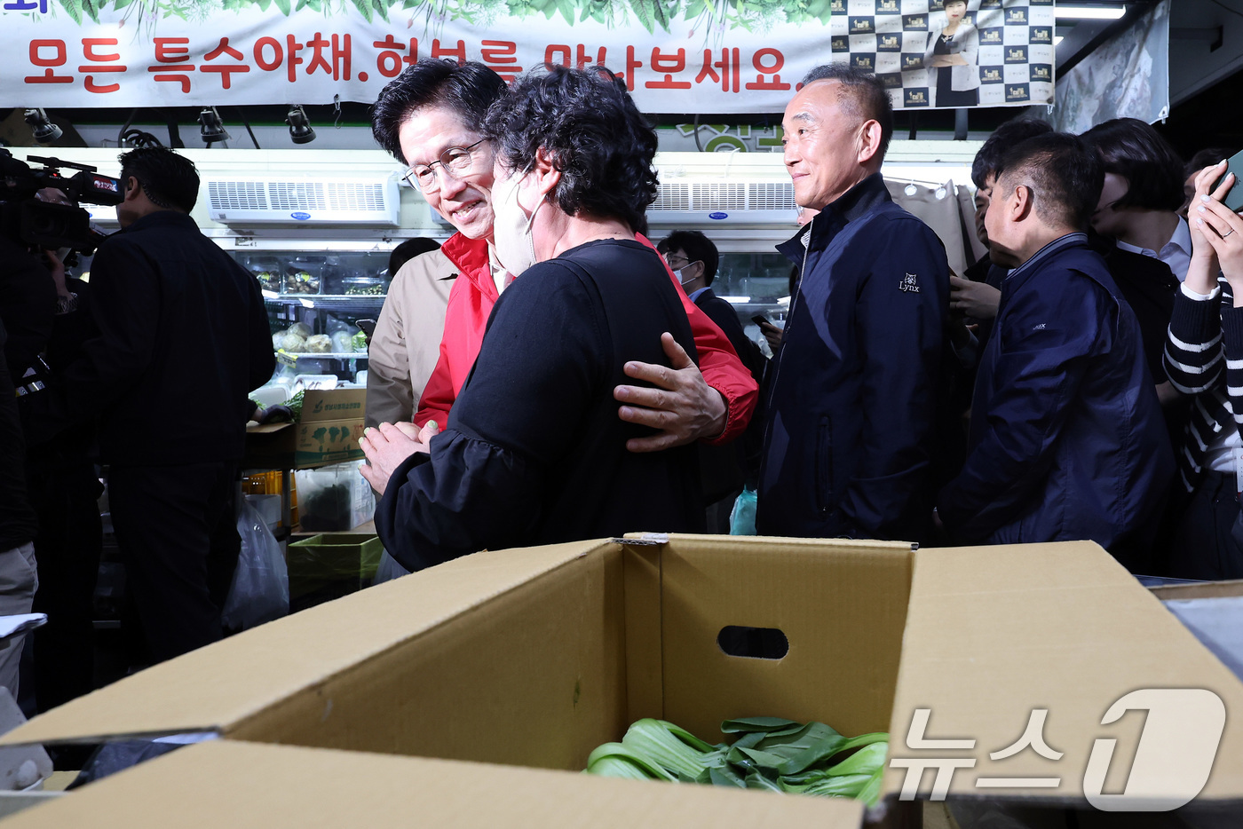 (서울=뉴스1) 이동해 기자 = 김문수 국민의힘 대선 후보가 제21대 대통령 선거 공식 선거운동이 시작된 12일 새벽 서울 송파구 양재대로 가락시장에서 상인들과 인사를 나누고 있다 …