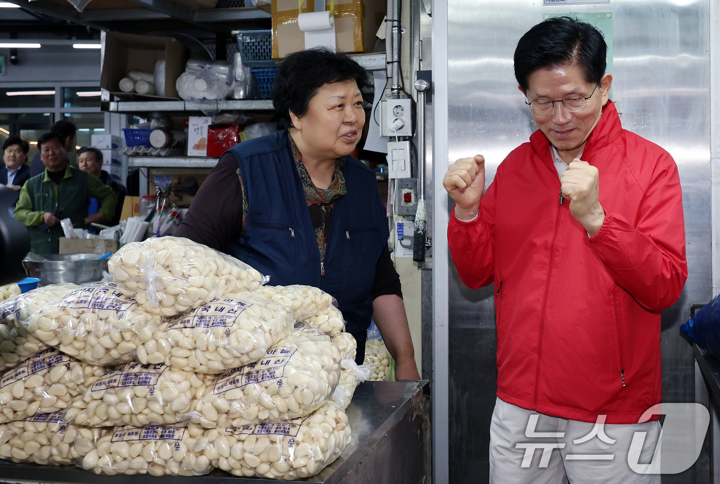 (서울=뉴스1) 이동해 기자 = 김문수 국민의힘 대선 후보가 제21대 대통령 선거 공식 선거운동이 시작된 12일 새벽 서울 송파구 양재대로 가락시장을 방문해 상인들을 만나 애로사항 …