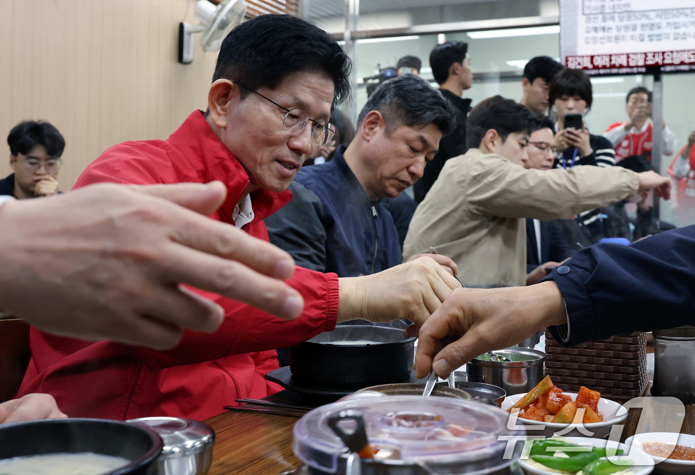 (서울=뉴스1) 이동해 기자 = 김문수 국민의힘 대선 후보가 제21대 대통령 선거 공식 선거운동이 시작된 12일 새벽 서울 송파구 양재대로 가락시장을 방문해 상인들과 순대국밥을 먹 …