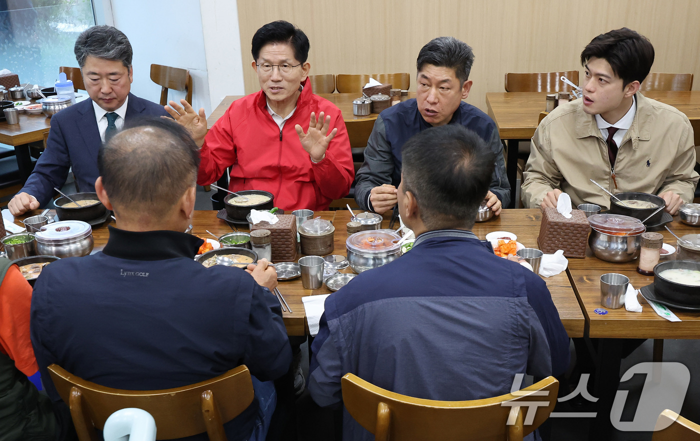 (서울=뉴스1) 이동해 기자 = 김문수 국민의힘 대선 후보가 제21대 대통령 선거 공식 선거운동이 시작된 12일 새벽 서울 송파구 양재대로 가락시장을 방문해 상인들과 순대국밥을 먹 …