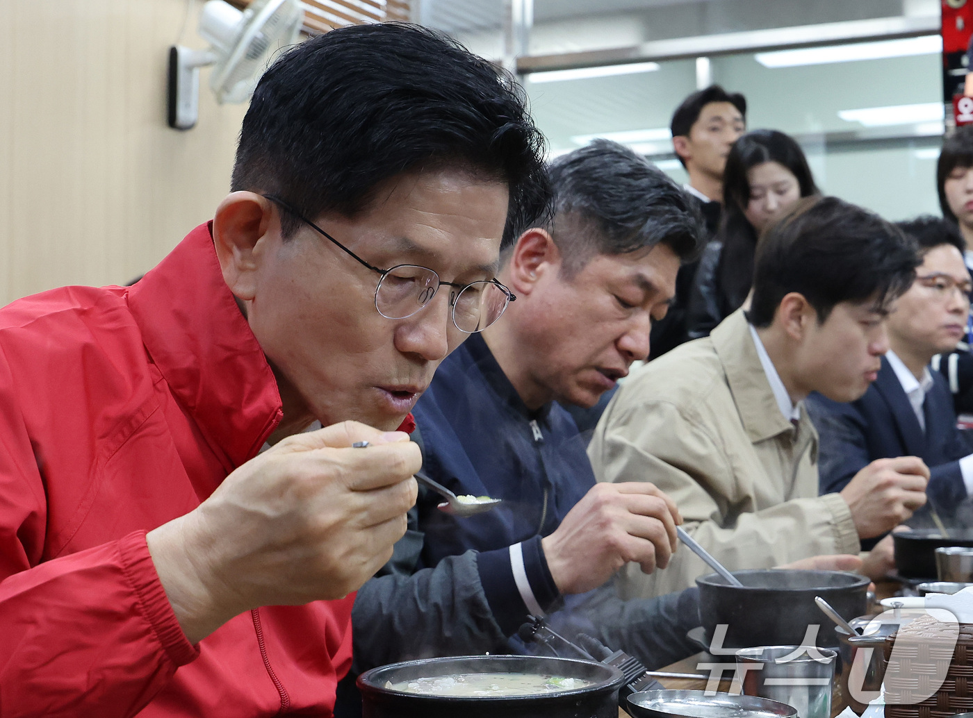 (서울=뉴스1) 이동해 기자 = 김문수 국민의힘 대선 후보가 제21대 대통령 선거 공식 선거운동이 시작된 12일 새벽 서울 송파구 양재대로 가락시장을 방문해 상인들과 순대국밥을 먹 …