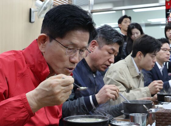 '빨강 잠바' 김문수 "민생 다 볼 수 있다"…가락시장서 첫 공식 일정 시작