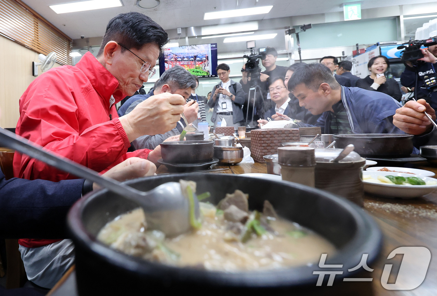 (서울=뉴스1) 이동해 기자 = 김문수 국민의힘 대선 후보가 제21대 대통령 선거 공식 선거운동이 시작된 12일 새벽 서울 송파구 양재대로 가락시장을 방문해 상인들과 순대국밥을 먹 …