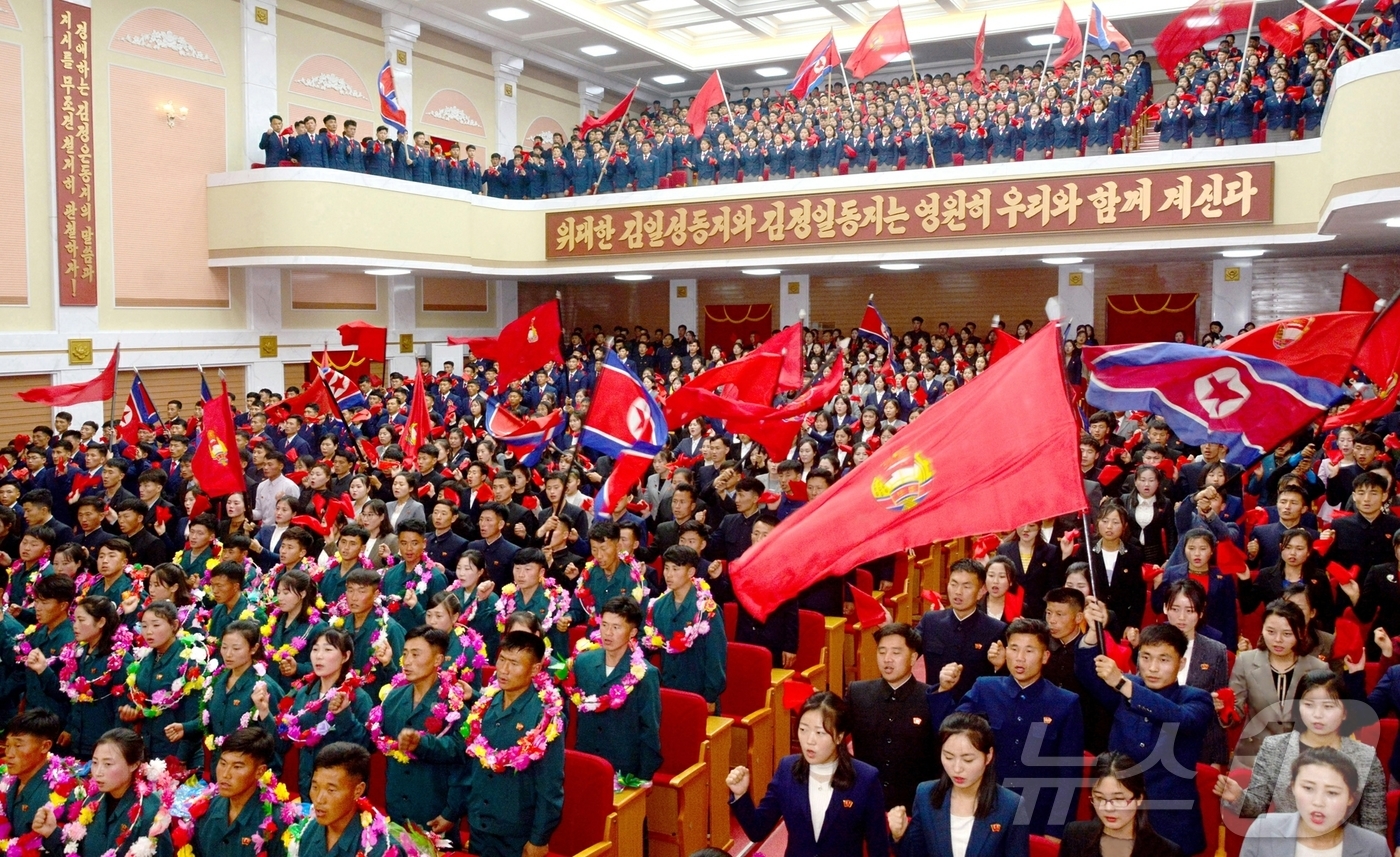 (평양 노동신문=뉴스1) = 북한 노동당 기관지 노동신문은 12일 함경남도의 청년들이 신포시 바닷가양식사업소, 낙원군바닷가양식사업소 등 사회주의 건설 주요 전구들로 탄원(자원)했다 …