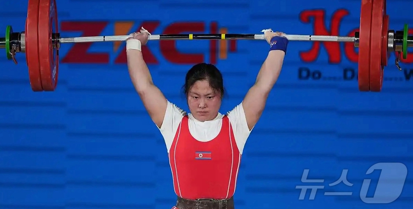 (평양 노동신문=뉴스1) = 북한 노동당 기관지 노동신문은 12일 2025년 아시아역기선수권대회 여자 59㎏급 경기에 출전한 김일경 선수가 끌러올리기(인상) 103㎏, 추켜올리기( …
