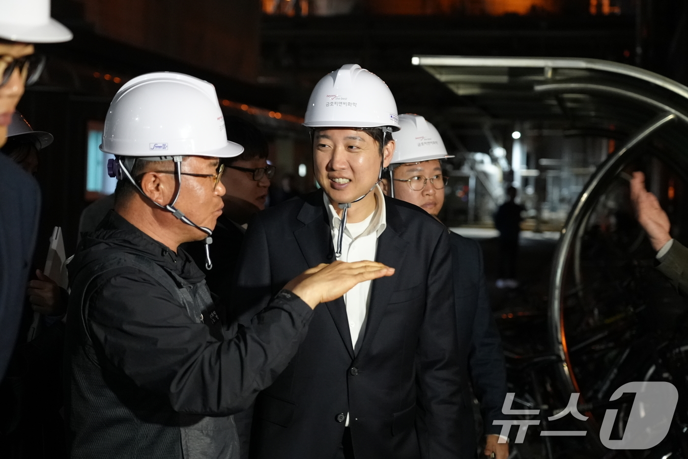 (여수=뉴스1) = 이준석 개혁신당 대통령 후보가 공식 선거운동이 시작된 12일 전남 여수 국가산업단지를 찾아 관계자와 대화하고 있다. (이준석 캠프 제공, 재판매 및 DB 금지) …