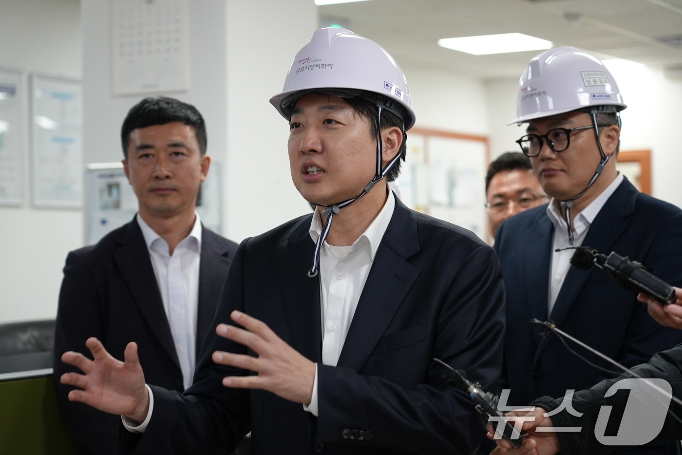 (여수=뉴스1) = 이준석 개혁신당 대통령 후보가 공식 선거운동이 시작된 12일 전남 여수 국가산업단지를 찾아 관계자와 대화하고 있다. (이준석 캠프 제공, 재판매 및 DB 금지) …