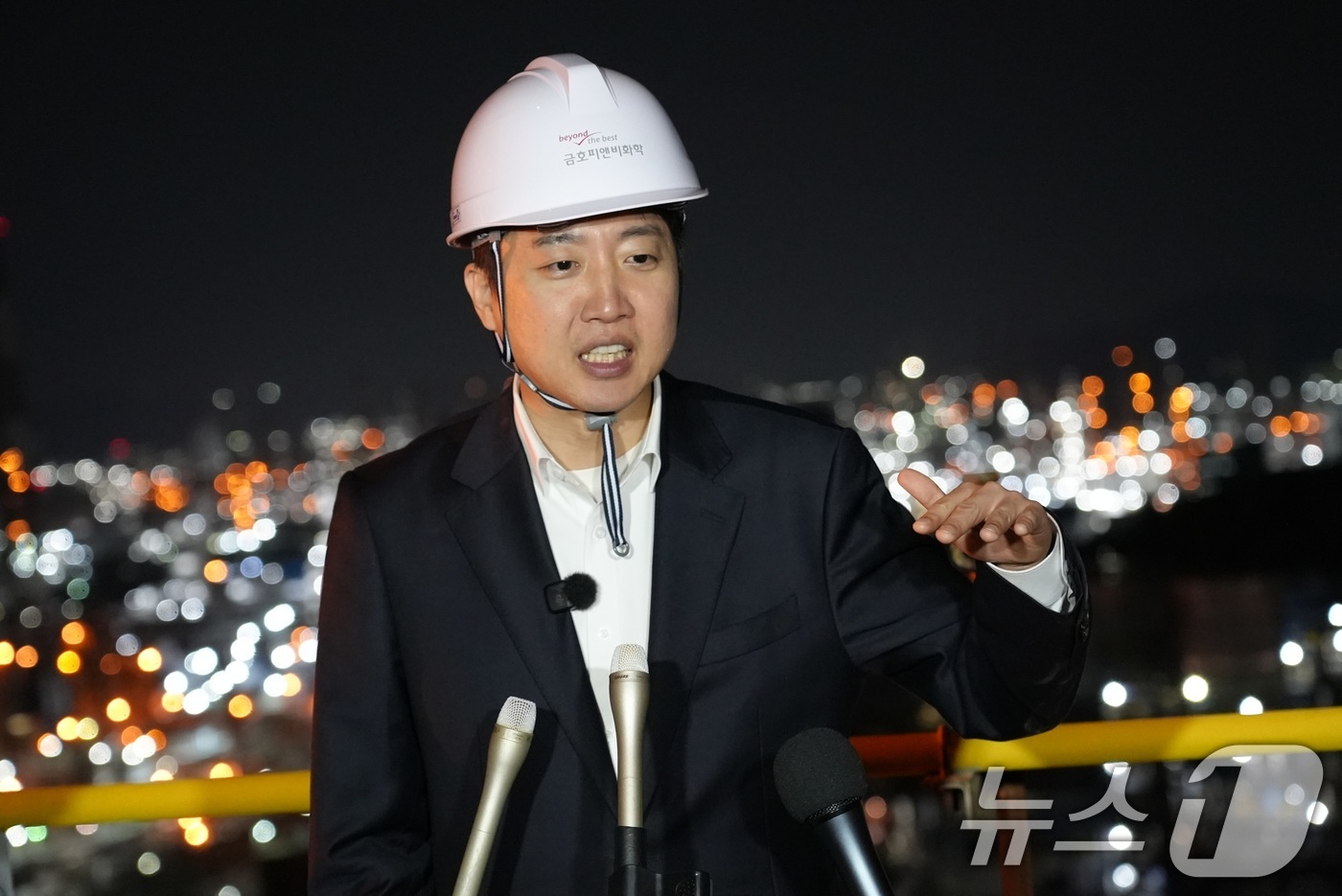 (여수=뉴스1) = 이준석 개혁신당 대통령 후보가 공식 선거운동이 시작된 12일 전남 여수 국가산업단지를 찾아 백브리핑을 하고 있다. (이준석 캠프 제공, 재판매 및 DB 금지) …