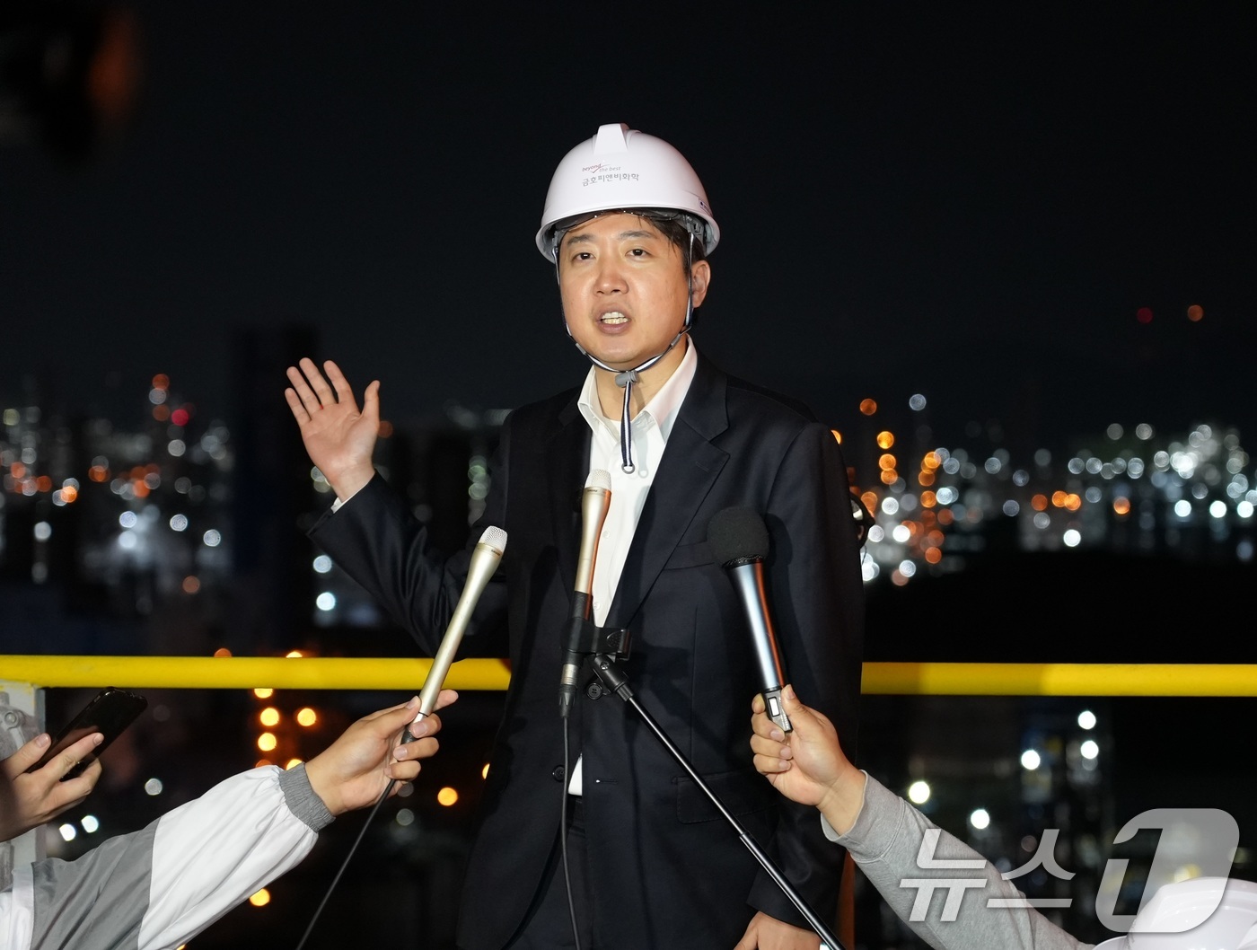 (여수=뉴스1) = 이준석 개혁신당 대통령 후보가 공식 선거운동이 시작된 12일 전남 여수 국가산업단지를 찾아 백브리핑을 하고 있다. (이준석 캠프 제공, 재판매 및 DB 금지) …