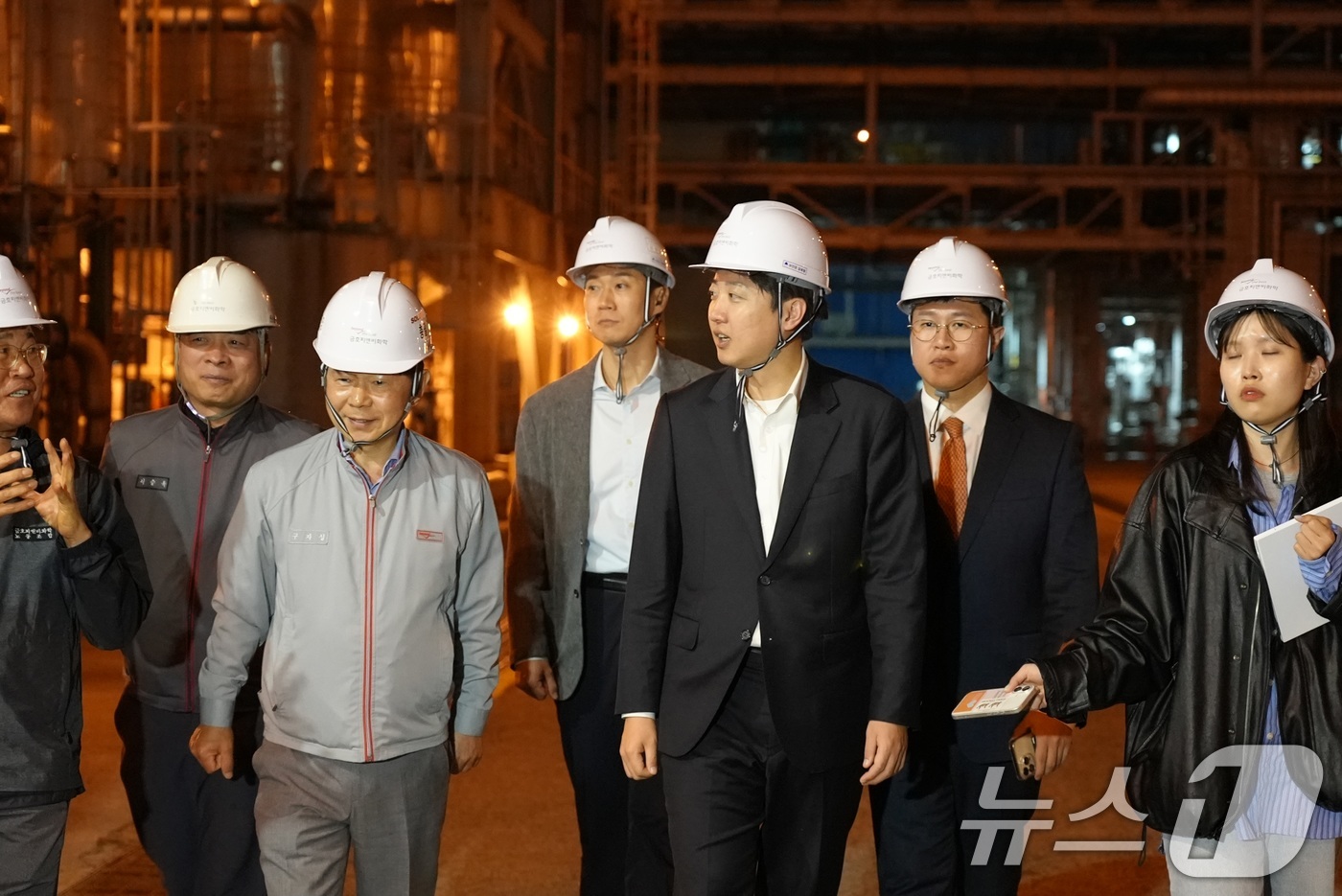 (여수=뉴스1) = 이준석 개혁신당 대통령 후보가 공식 선거운동이 시작된 12일 전남 여수 국가산업단지를 찾아 관계자와 대화하고 있다. (이준석 캠프 제공, 재판매 및 DB 금지) …