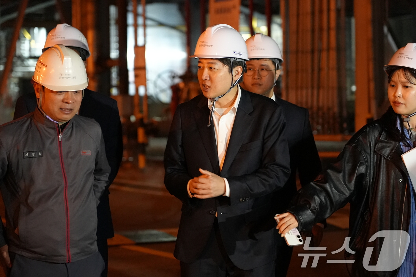 (여수=뉴스1) = 이준석 개혁신당 대통령 후보가 공식 선거운동이 시작된 12일 전남 여수 국가산업단지를 찾아 관계자와 대화하고 있다. (이준석 캠프 제공, 재판매 및 DB 금지) …