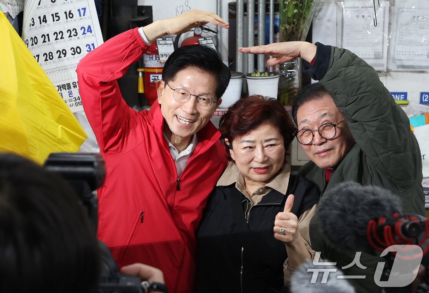 본문 이미지 - 김문수 국민의힘 대선 후보가 제21대 대통령 선거 공식 선거운동이 시작된 12일 새벽 서울 송파구 양재대로 가락시장에서 상인들과 하트를 그리고 있다. 2025.5.12/뉴스1 ⓒ News1 이동해 기자