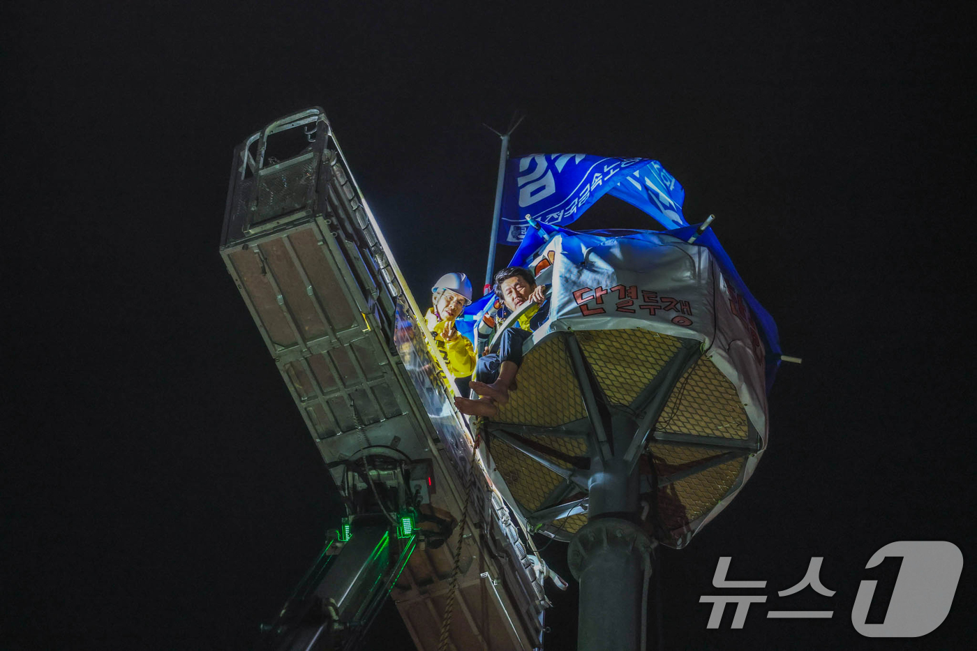 (서울=뉴스1) 민경석 기자 = 권영국 민주노동당 대통령 후보가 12일 새벽 서울 중구 세종호텔 앞에서 고공농성 중인 고진수 지부장을 만나 대화를 나누고 있다.(민주노동당 제공, …