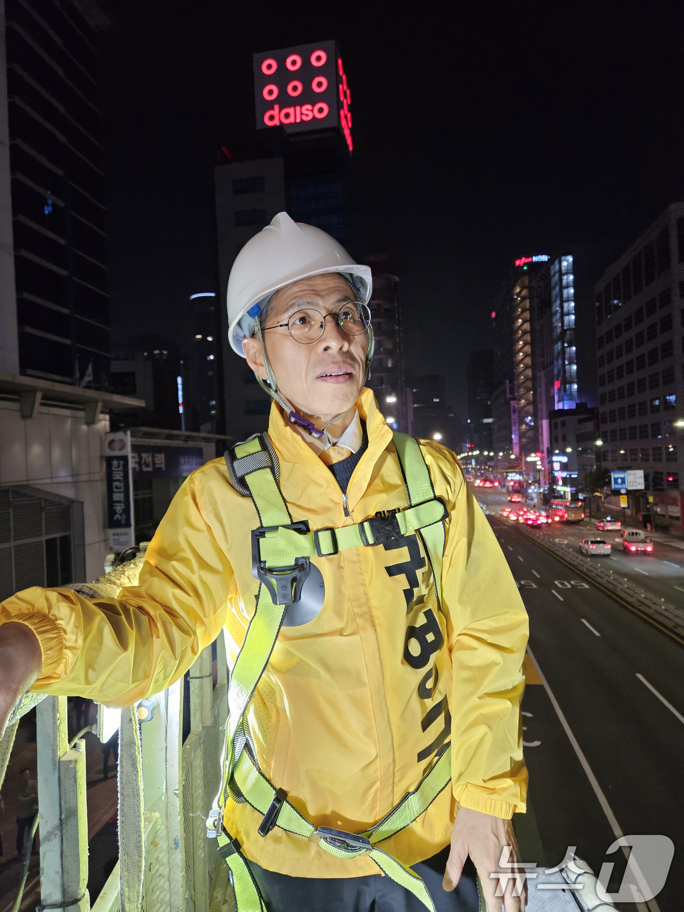 (서울=뉴스1) 민경석 기자 = 권영국 민주노동당 대통령 후보가 12일 새벽 서울 중구 세종호텔 앞에서 고공농성 중인 고진수 지부장을 만나기 위해 사다리차에 탑승해 있다.(민주노동 …