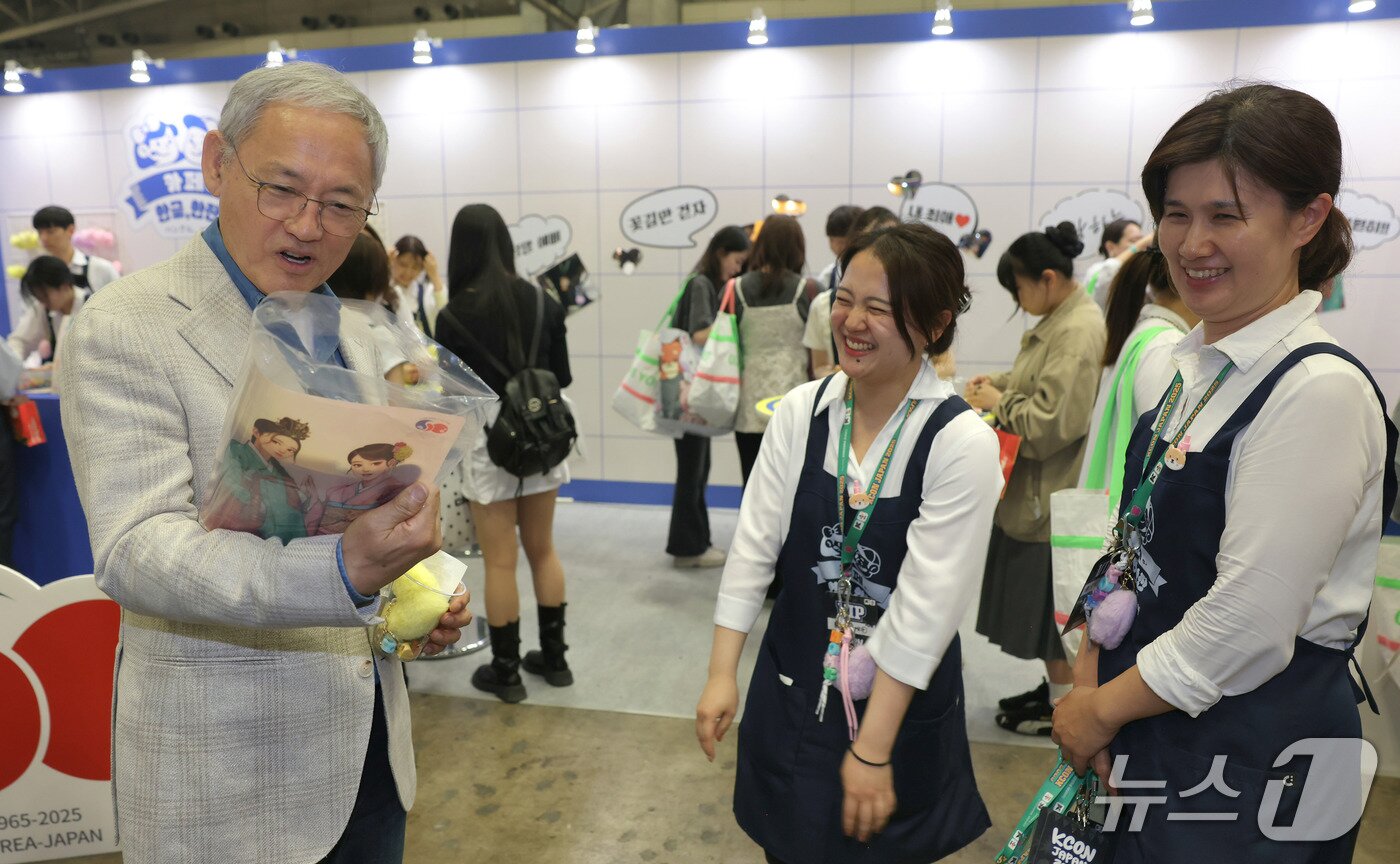 본문 이미지 - 유인촌 문화체육관광부 장관이 11일 일본 지바현 마쿠하리 멧세에서 열린 ‘KCON JAPAN 2025’에 참석해 체험상품을 살펴보고 있다.