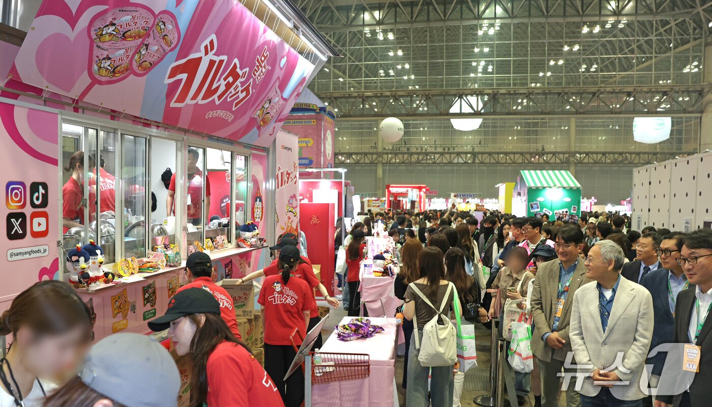 본문 이미지 - 유인촌 문화체육관광부 장관이 11일 일본 지바현 마쿠하리 멧세에서 열린 ‘KCON JAPAN 2025’에 참석해 윤상현 CJ ENM 대표이사와 함께 전시장을 둘러보고 있다.