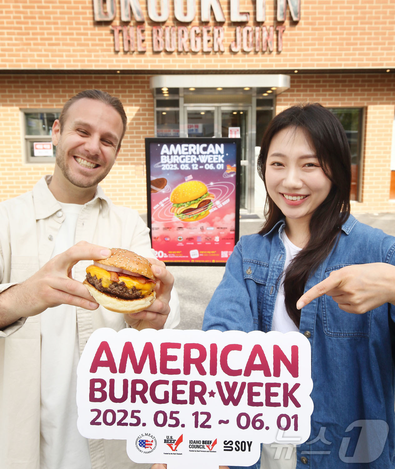 (서울=뉴스1) = 12일 미국육류수출협회가 서울 송파구에 위치한 ‘브루클린 더 버거 조인트 올림픽공원점’에서 ‘2025 아메리칸 버거위크’의 시작을 알렸다.‘아메리칸 버거위크’는 …