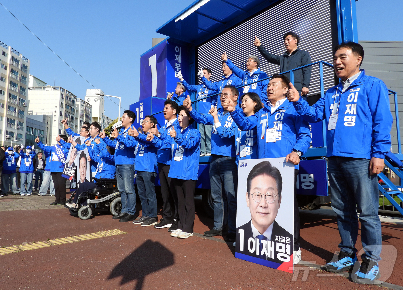 (제주=뉴스1) 오미란 기자 = 제21대 대통령 선거 공식 선거운동 첫날인 12일 오전 제주시 연동의 한 도로에서 더불어민주당 제주도당 선거대책위원회가 출정식을 열고 이재명 후보에 …