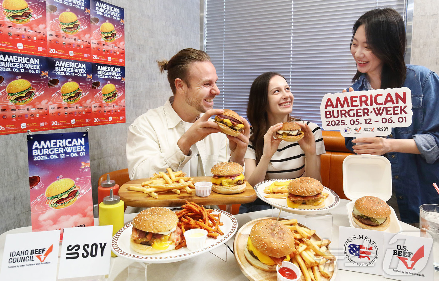(서울=뉴스1) = 12일 미국육류수출협회가 서울 송파구에 위치한 ‘브루클린 더 버거 조인트 올림픽공원점’에서 ‘2025 아메리칸 버거위크’의 시작을 알렸다.‘아메리칸 버거위크’는 …
