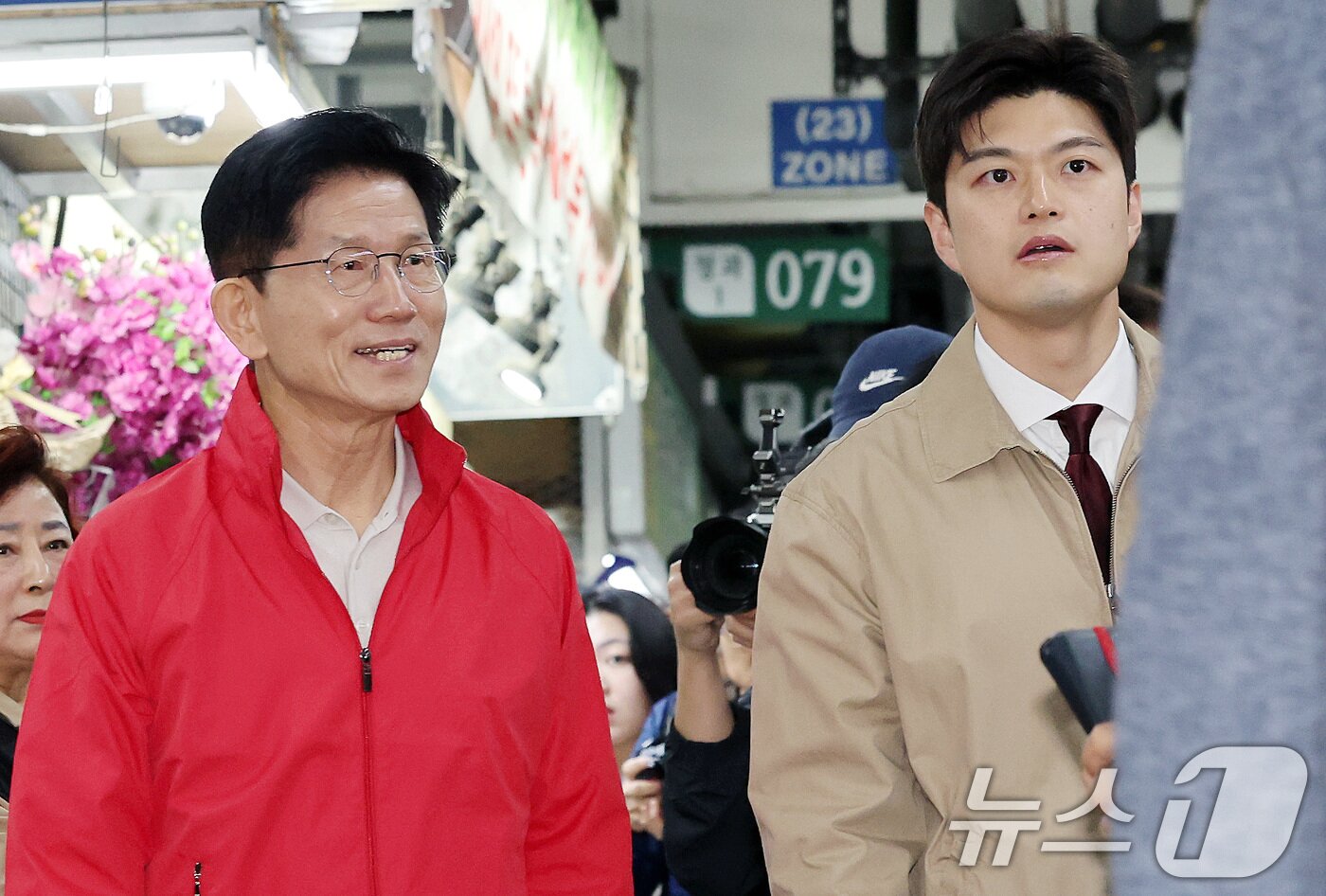 본문 이미지 - 제21대 대통령 선거 공식 선거운동이 시작된 12일 오전 김문수 국민의힘 대선 후보와 당 신임 비상대책위원장으로 내정된 김용태 의원이 서울 송파구 양재대로 가락시장을 방문해 상인들과 인사를 나누고 있다. 2025.5.12/뉴스1 ⓒ News1 이동해 기자