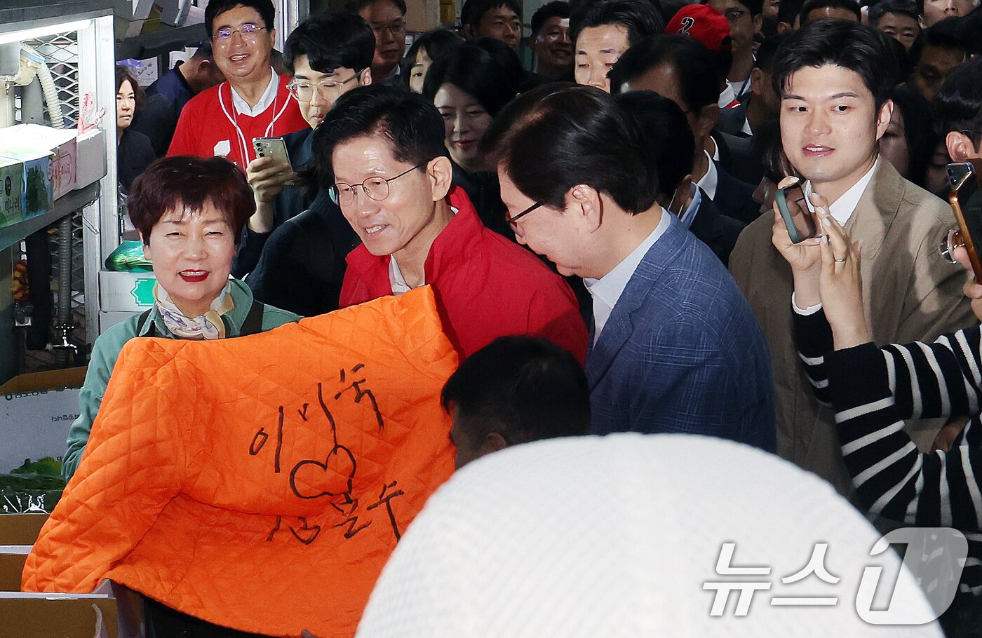 본문 이미지 - 제21대 대통령 선거 공식 선거운동이 시작된 12일 오전 김문수 국민의힘 대선 후보와 당 신임 비상대책위원장으로 내정된 김용태 의원이 서울 송파구 양재대로 가락시장을 방문해 상인들과 인사를 나누고 있다. 2025.5.12/뉴스1 ⓒ News1 이동해 기자