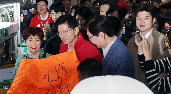 신임 비대위원장 김용태 의원과 가락시장 찾은 김문수 대선 후보