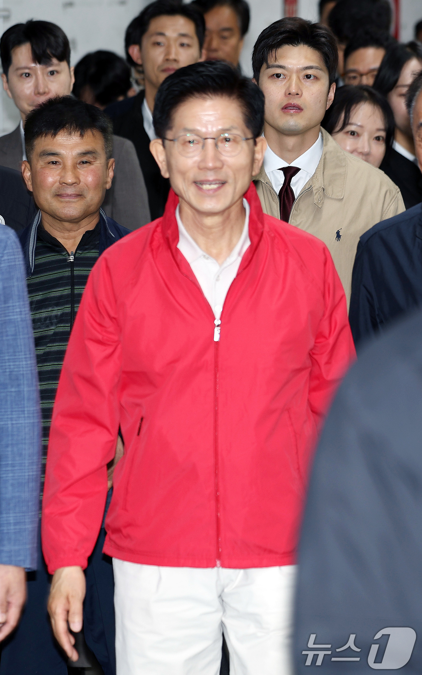 (서울=뉴스1) 이동해 기자 = 제21대 대통령 선거 공식 선거운동이 시작된 12일 오전 김문수 국민의힘 대선 후보와 당 신임 비상대책위원장으로 내정된 김용태 의원이 서울 송파구 …