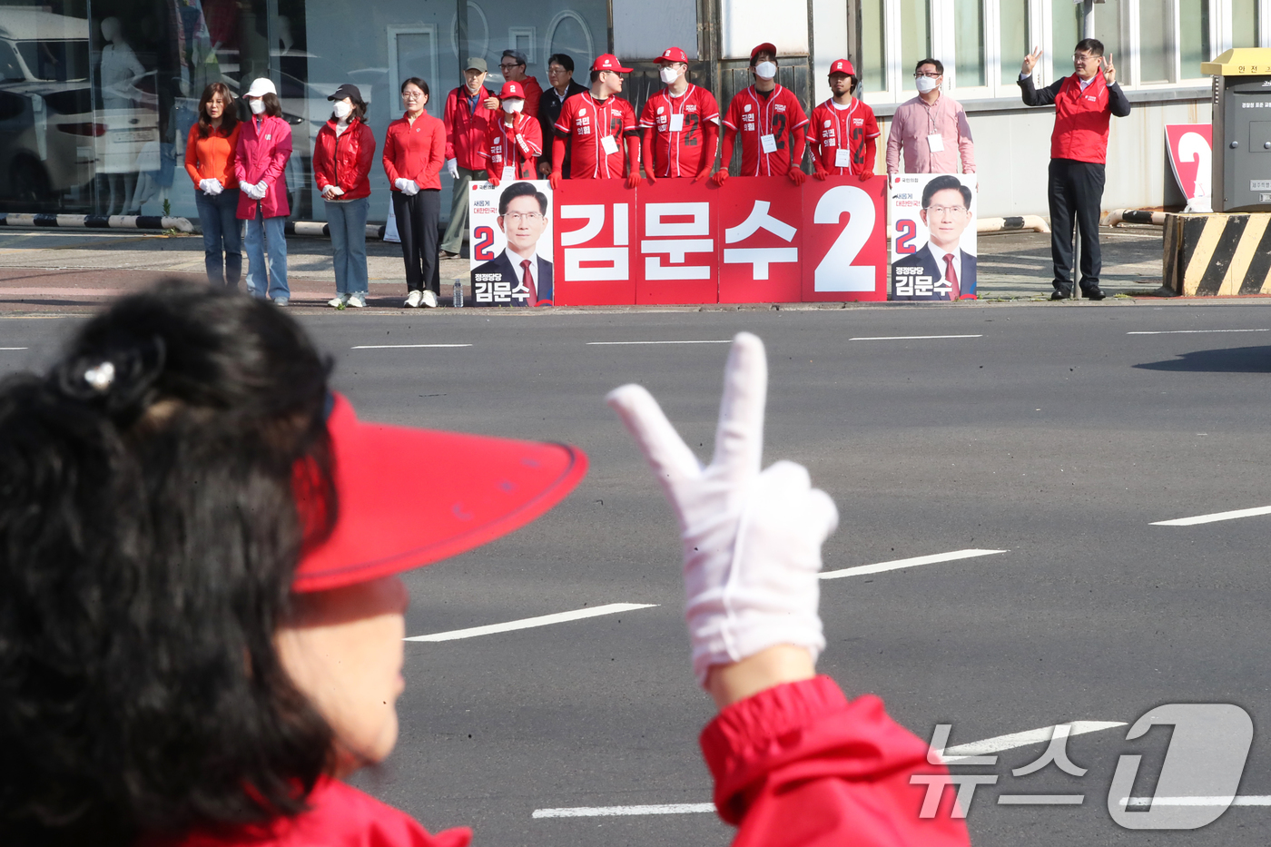 (제주=뉴스1) 오현지 기자 = 제21대 대통령 선거 공식 선거운동이 시작된 12일 오전 제주시 도남동 보건소사거리에서 국민의힘 제주도당이 김문수 후보에 대한 지지를 호소하고 있다 …