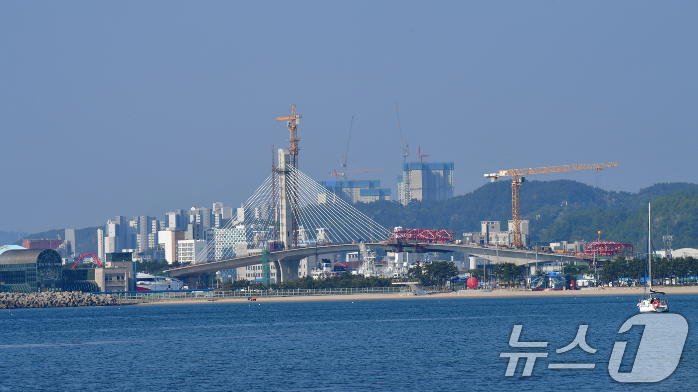 (포항=뉴스1) 최창호 기자 = 12일 경북 포항시 북구 학산동과 송도를 연결하는 동빈대교(기칭)공사가 마무리 공사에 한창이다.올 11월 말 준공을 목표로 건설 중인 동빈대교는 6 …