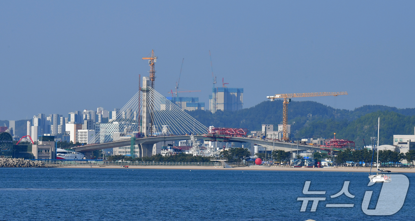 (포항=뉴스1) 최창호 기자 = 12일 경북 포항시 북구 학산동과 송도를 연결하는 동빈대교(기칭)공사가 마무리 공사에 한창이다.올 11월 말 준공을 목표로 건설 중인 동빈대교는 6 …