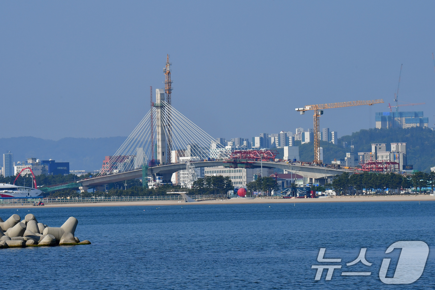 (포항=뉴스1) 최창호 기자 = 12일 경북 포항시 북구 학산동과 송도를 연결하는 동빈대교(기칭)공사가 마무리 공사에 한창이다.올 11월 말 준공을 목표로 건설 중인 동빈대교는 6 …