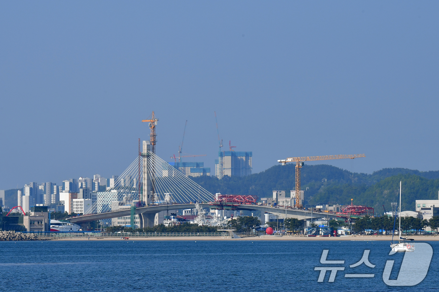 (포항=뉴스1) 최창호 기자 = 12일 경북 포항시 북구 학산동과 송도를 연결하는 동빈대교(기칭)공사가 마무리 공사에 한창이다.올 11월 말 준공을 목표로 건설 중인 동빈대교는 6 …