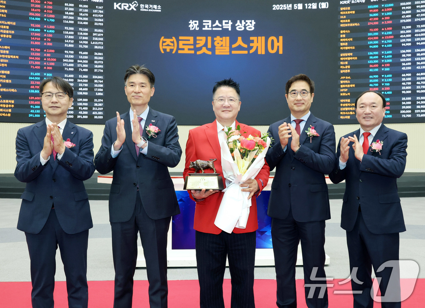 (서울=뉴스1) = 12일 서울 영등포구 한국거래소에서 열린 로킷헬스케어 코스닥시장 상장 기념식에서 김대영 한국IR협의회 부회장(왼쪽부터), 민경욱 한국거래소 코스닥시장본부장, 유 …