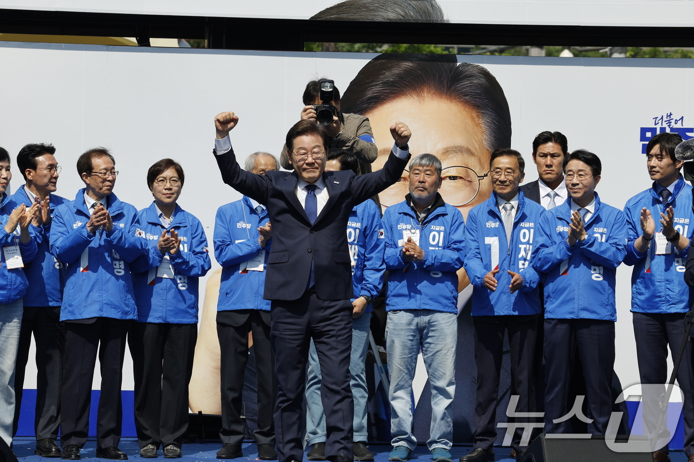 (서울=뉴스1) 안은나 기자 = 이재명 더불어민주당 대통령 후보가 12일 오전 서울 중구 청계광장에서 '빛의 혁명' 광화문 유세 시작을 알리며 공동선대위원장들과 기념 촬영하고 있다 …