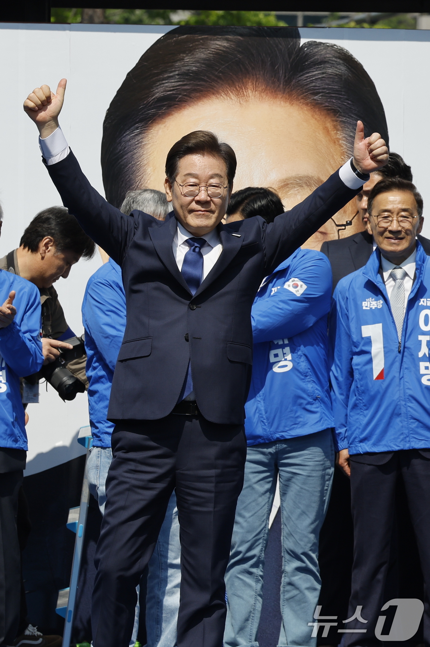 (서울=뉴스1) 안은나 기자 = 이재명 더불어민주당 대통령 후보가 12일 오전 서울 중구 청계광장에서 '빛의 혁명' 광화문 유세 시작을 알리며 공동선대위원장들과 기념 촬영하고 있다 …