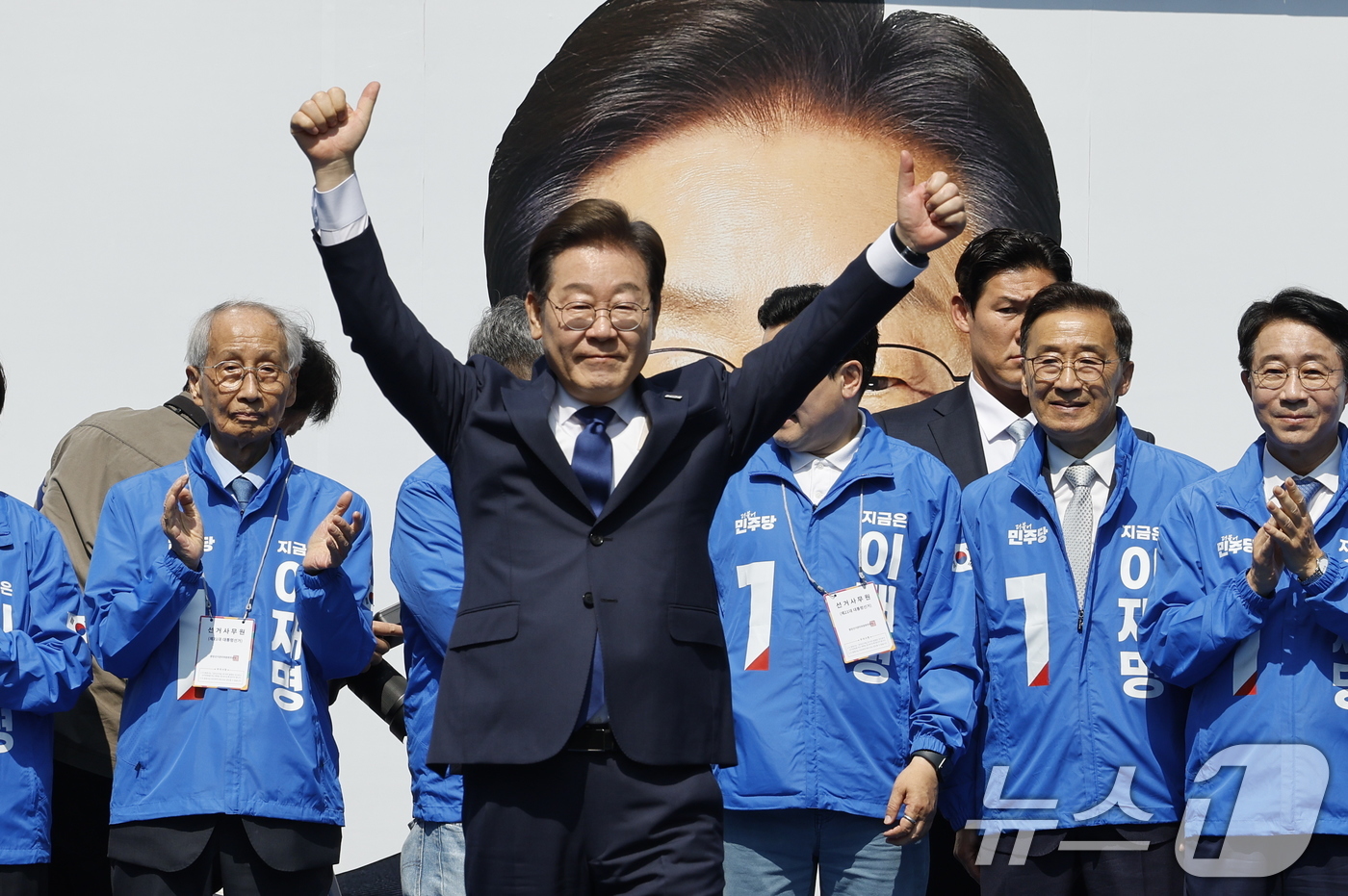 (서울=뉴스1) 안은나 기자 = 이재명 더불어민주당 대통령 후보가 12일 오전 서울 중구 청계광장에서 '빛의 혁명' 광화문 유세 시작을 알리며 공동선대위원장들과 기념 촬영하고 있다 …