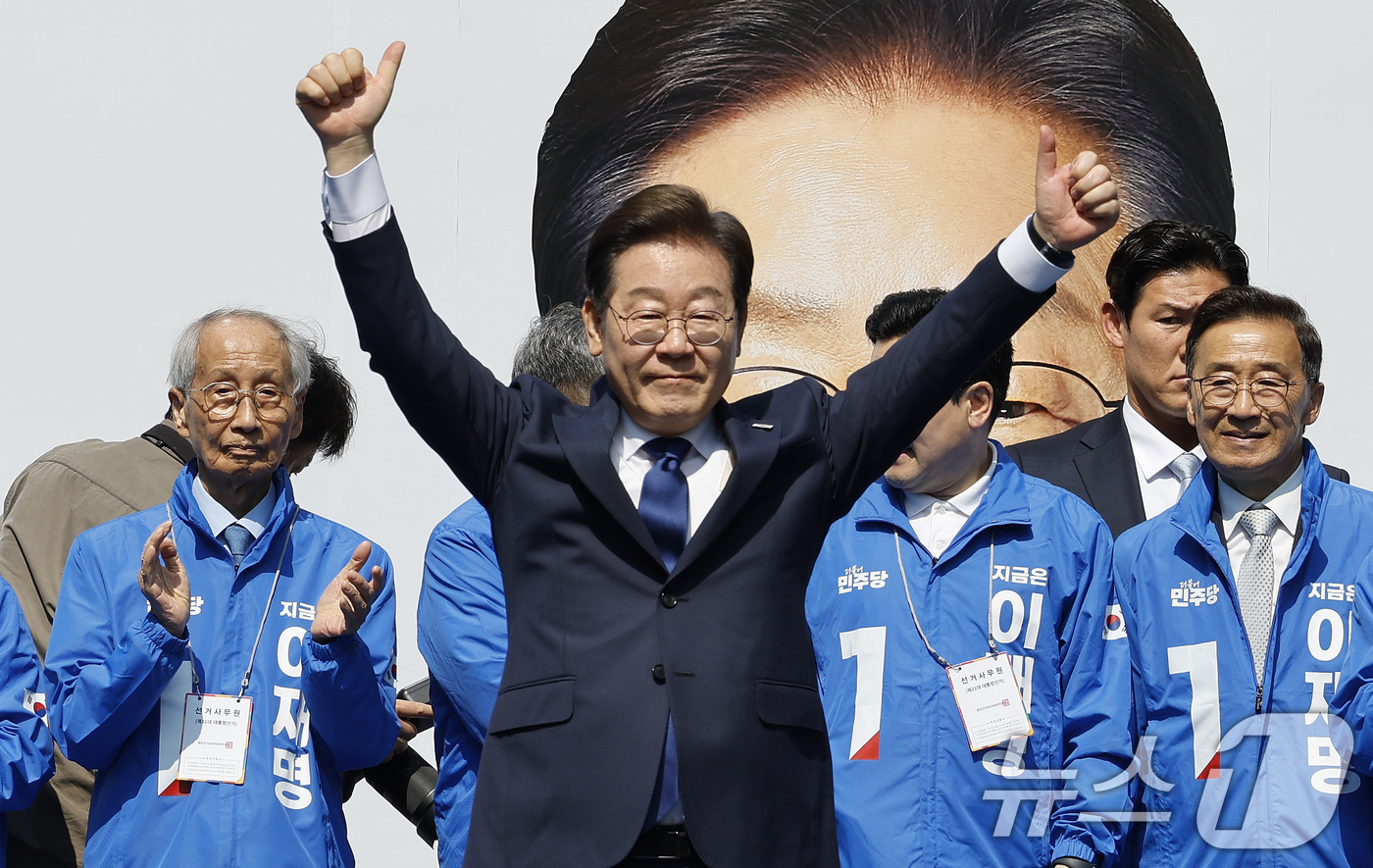 (서울=뉴스1) 안은나 기자 = 이재명 더불어민주당 대통령 후보가 12일 오전 서울 중구 청계광장에서 '빛의 혁명' 광화문 유세 시작을 알리며 공동선대위원장들과 기념 촬영하고 있다 …